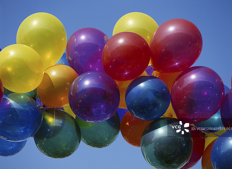 蓝色天空中五颜六色的气球图片素材