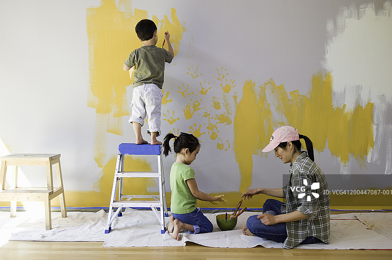 母亲和孩子(2-6)粉刷客厅墙壁图片素材