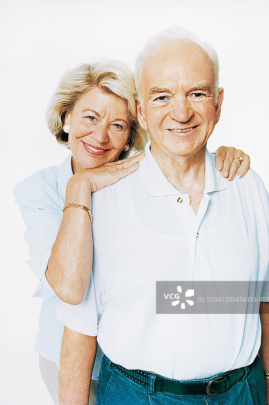 老年夫妇拥抱，微笑，肖像图片素材