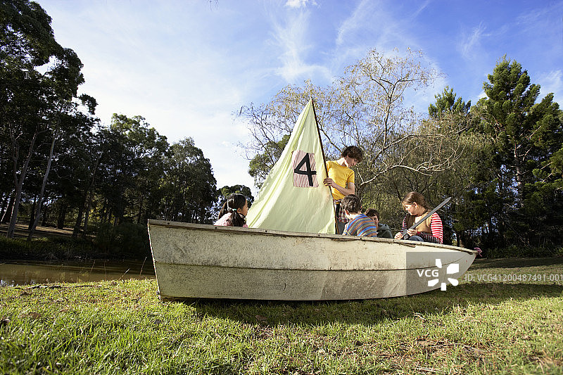 一群(9-13)在船上玩耍的孩子图片素材
