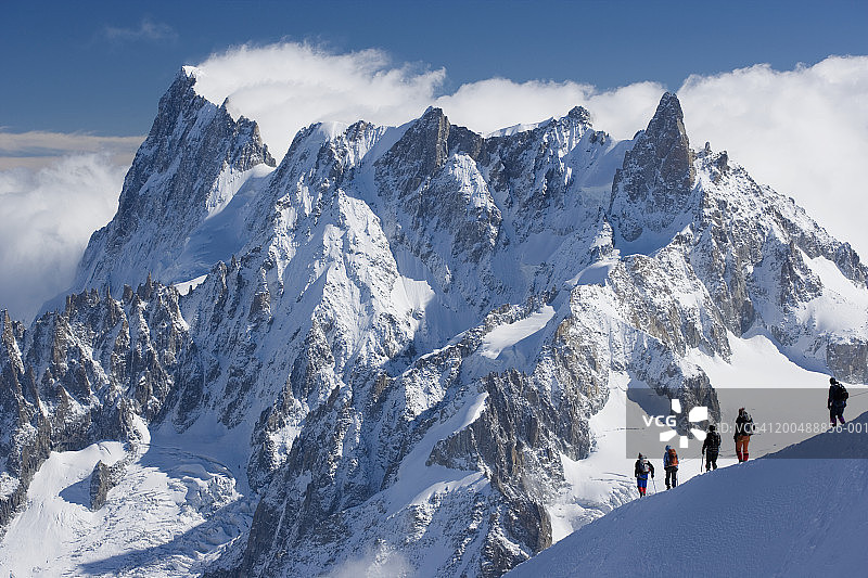 法国夏蒙诺瓦，大侏罗山脉上的登山家图片素材