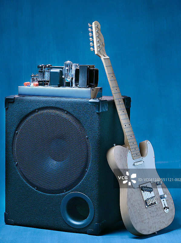 电吉他靠电子管放大器。图片素材