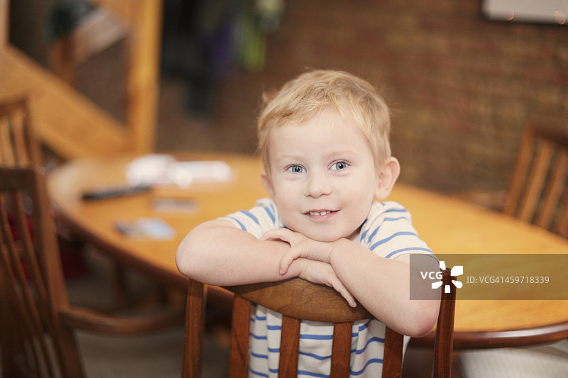快乐的小男孩在餐厅图片素材