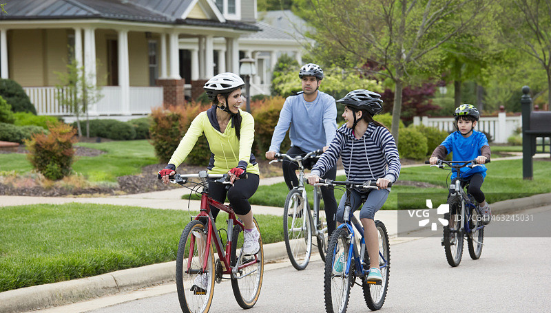 一个西班牙家庭一起骑自行车图片素材