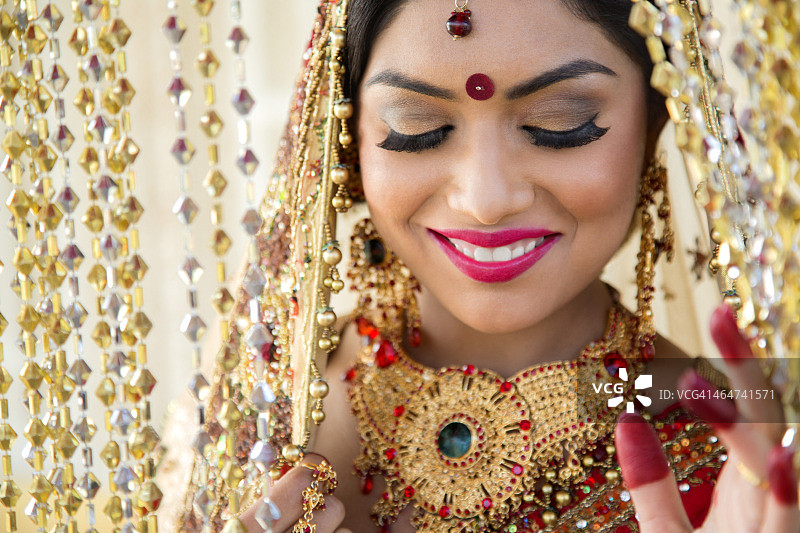 穿着传统婚纱的美丽印度新娘图片素材