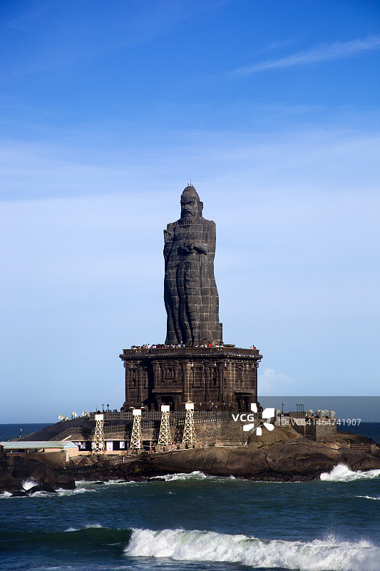 印度泰米尔纳德邦坎亚库马里拉克代夫海小岛上的圣蒂鲁瓦雕像图片素材