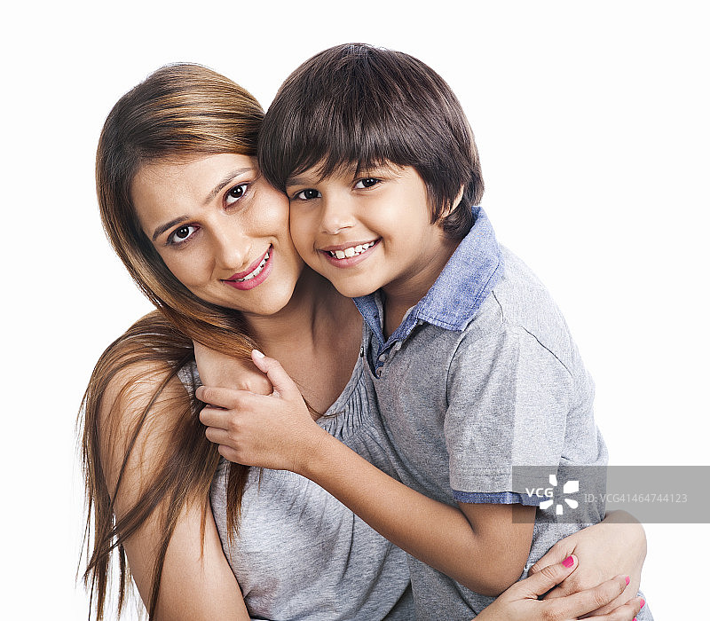 一个微笑的女人和她儿子的肖像图片素材