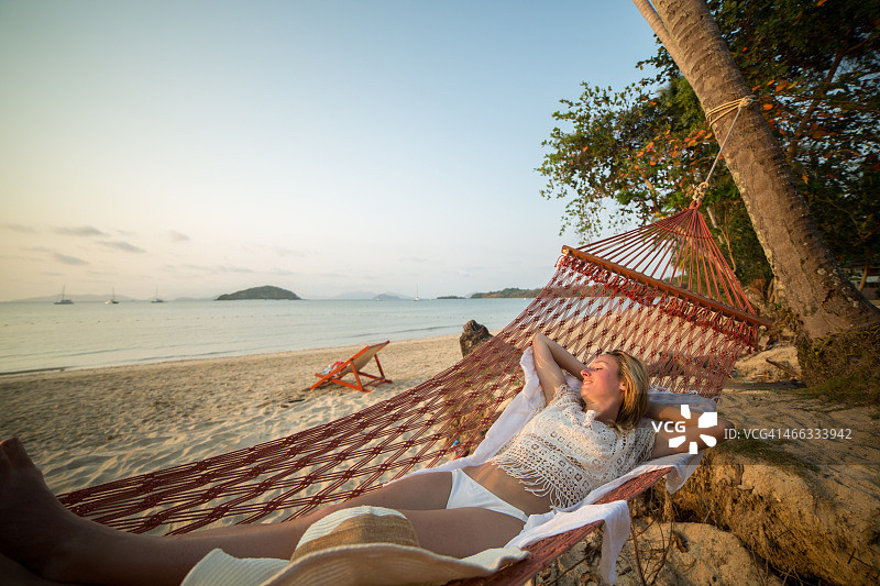 热带海滩吊床上的女人图片素材