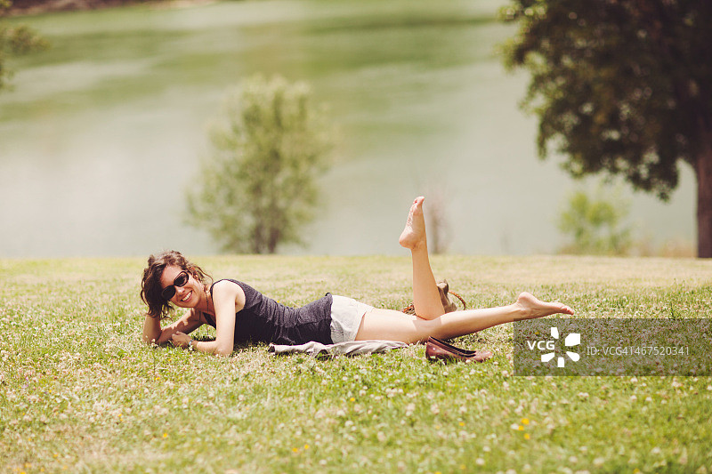 躺在草地上的漂亮女人图片素材