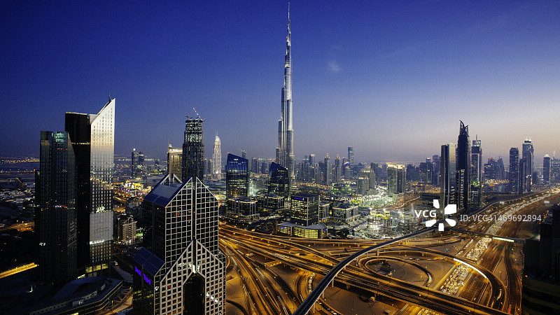 迪拜的天空线与交通枢纽和哈利法塔图片素材