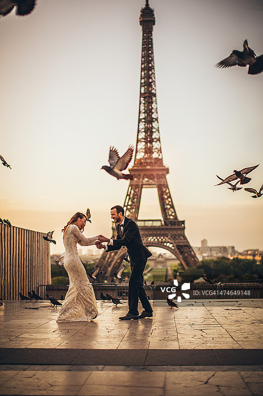 在巴黎庆祝我们的爱情图片素材