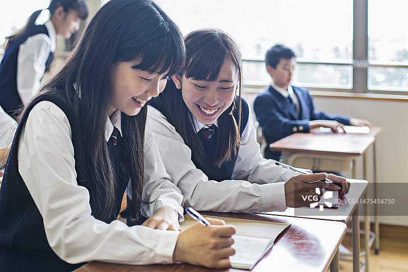 日本女孩在教室里工作图片素材