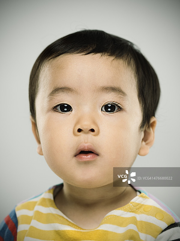 一个日本婴儿看着相机的肖像图片素材