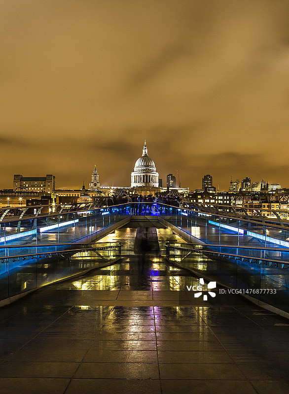 英国，伦敦，从千禧桥到灯火通明的圣保罗大教堂图片素材