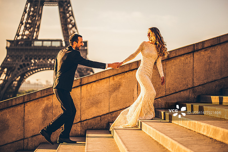快乐的巴黎情侣图片素材