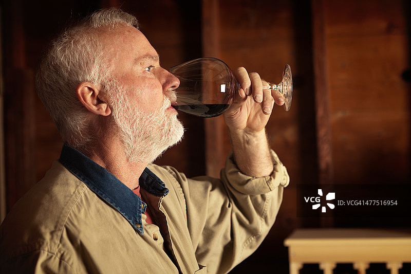 酿酒师在酒窖里研究和品尝葡萄酒图片素材