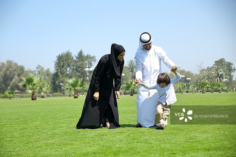 阿拉伯家庭在公园享受闲暇时光图片素材