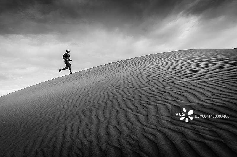 沙丘跑步图片素材