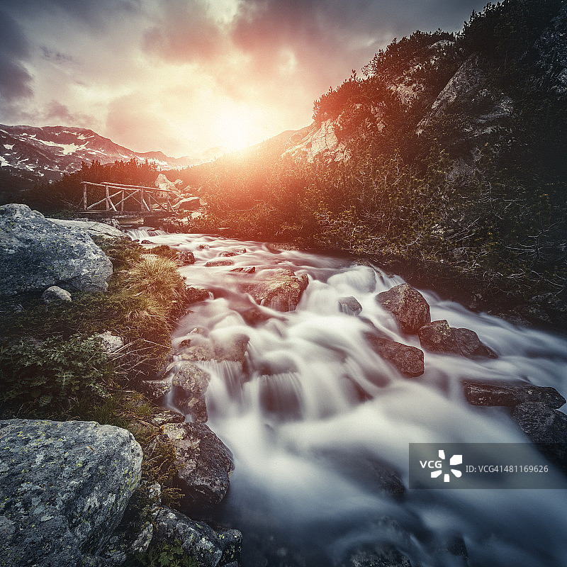 日落时山间的河流图片素材