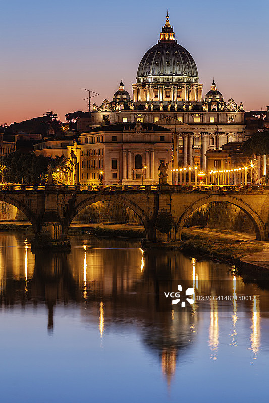 圣彼得大教堂和台伯河在黄昏照亮，罗马，拉齐奥，意大利图片素材