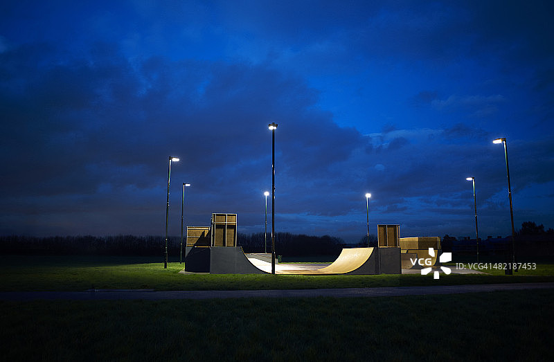 滑板公园在夜晚被一圈灯光包围图片素材