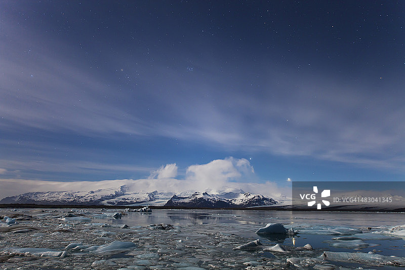 冰川在夜间漂浮在冰川上。冰岛图片素材