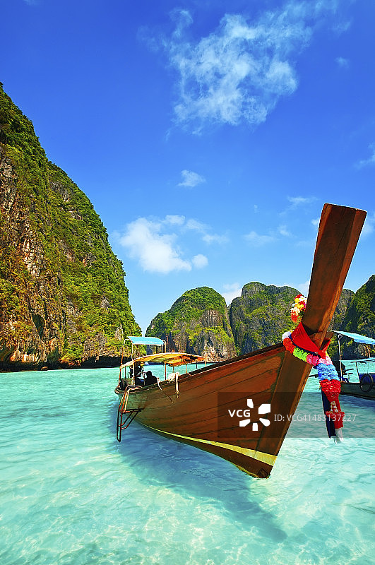 泰国玛雅湾的长尾木船图片素材