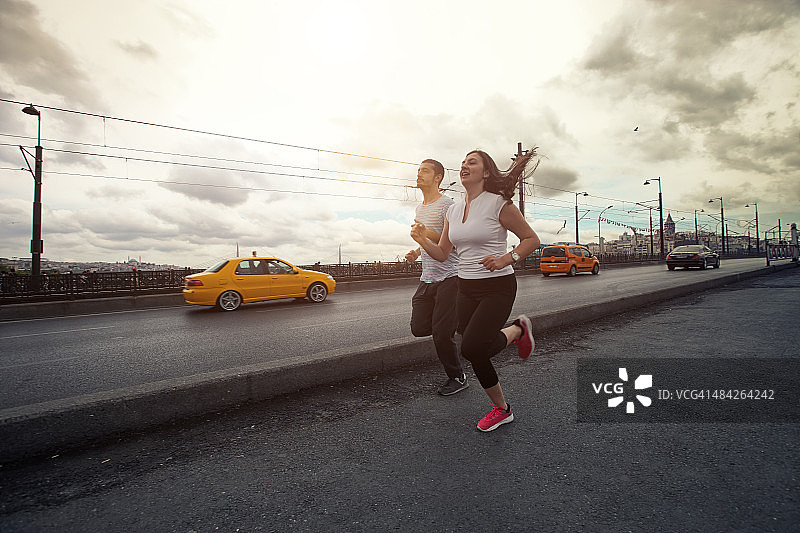 一对年轻夫妇在伊斯坦布尔慢跑图片素材