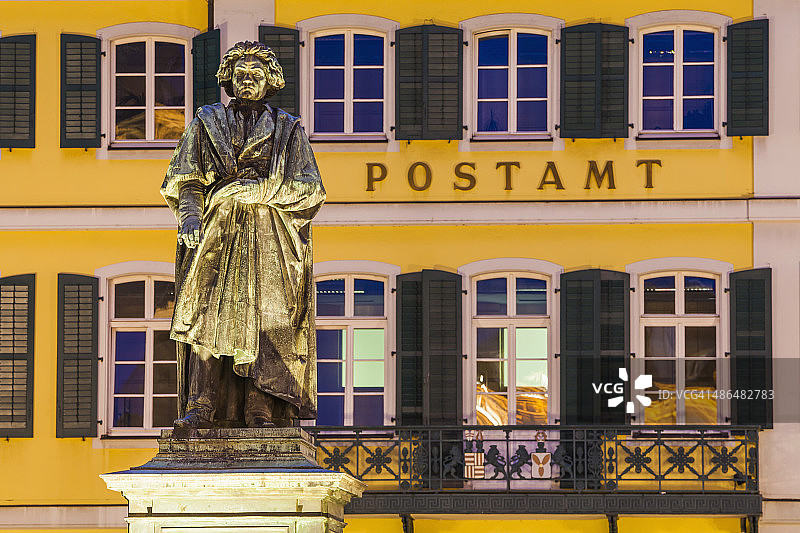 德国，北莱茵-威斯特伐利亚，波恩，傍晚时分在明斯特广场点燃贝多芬纪念堂图片素材