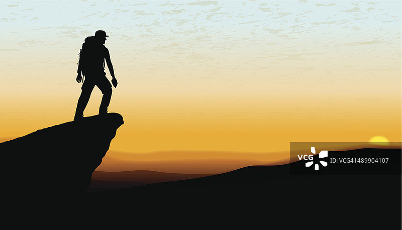远足者在日落- Pinnicle，山顶，瞭望图片素材