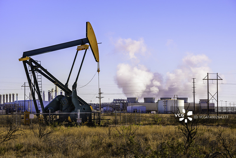 西德克萨斯州的抽油机(井架)和炼油厂发电厂图片素材