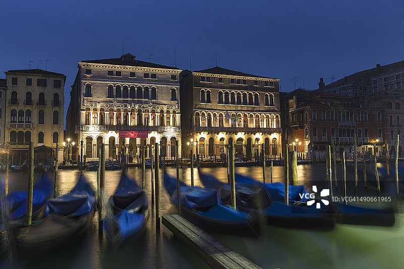 意大利，威尼斯，格兰德运河上的贡多拉图片素材