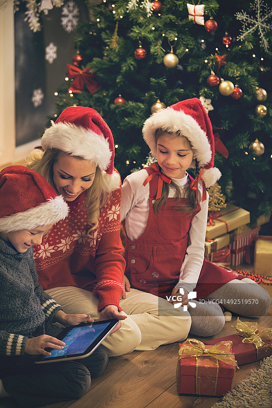 圣诞节期间，单亲家庭共享数码平板电脑图片素材