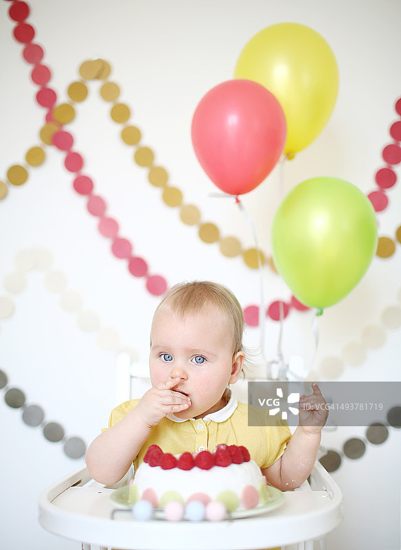 一个1岁的小女孩庆祝她的一岁生日图片素材