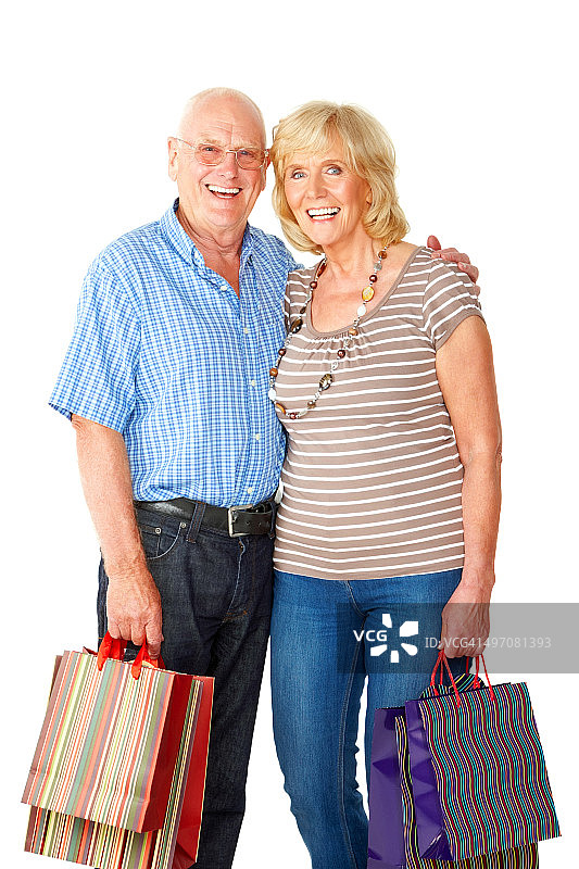 一对老夫妇提着购物袋站在一起图片素材