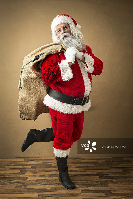 圣诞老人单腿站立图片素材