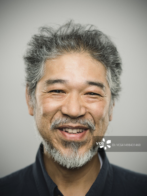 一个快乐的真正的日本男人的肖像与灰色的头发。图片素材
