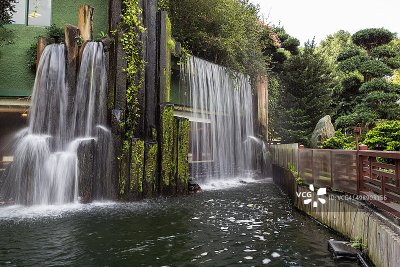 中国香港南莲花园的人造瀑布图片素材