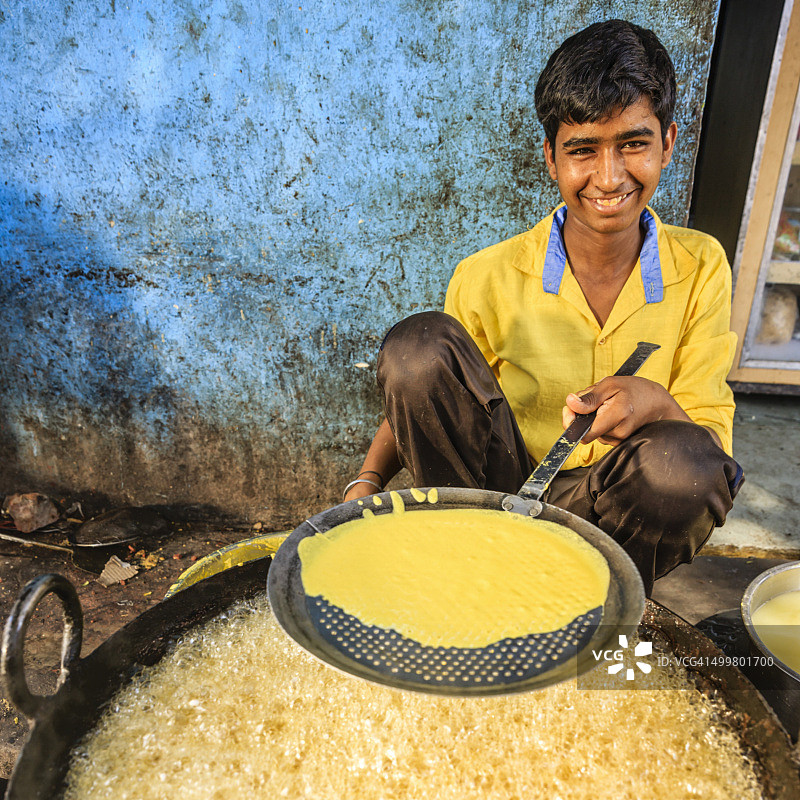 印度斋浦尔，印度街头小贩正在准备食物图片素材