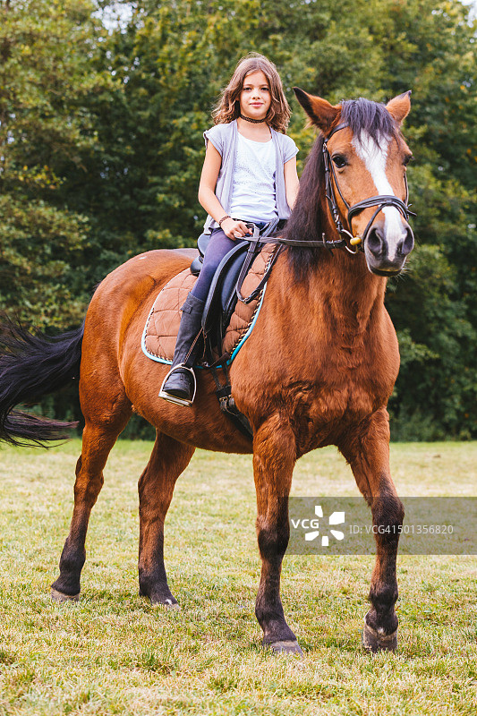 我的马，年轻女孩骑马图片素材