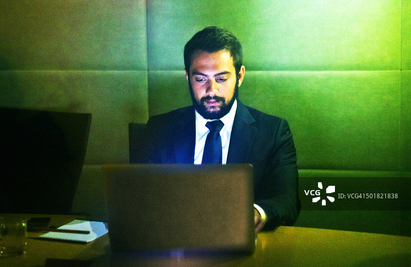 伊斯坦布尔办公室里一个带着笔记本电脑的商人。图片素材