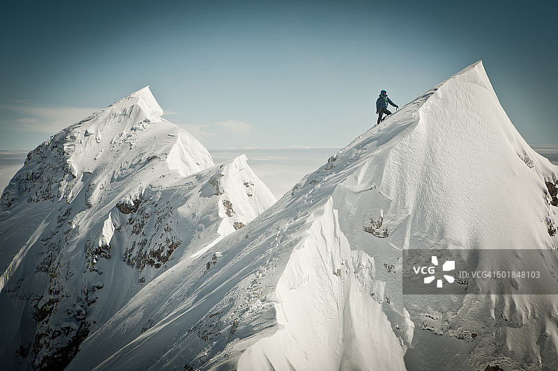 德国巴伐利亚州Zugspitze山顶的登山运动员图片素材