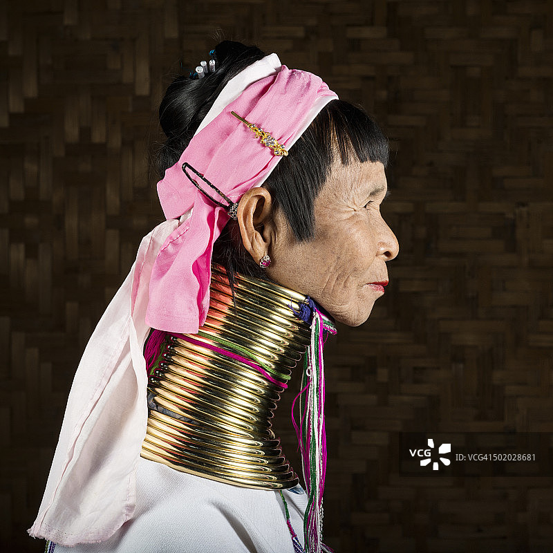 来自帕当山部落的老妇人图片素材