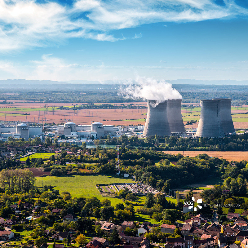郊野景观中的核电站鸟瞰图图片素材