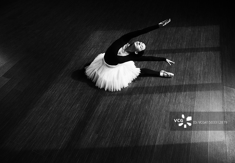芭蕾舞女演员跳舞在室内图片素材