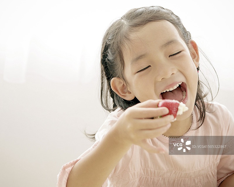 女孩吃草莓图片素材