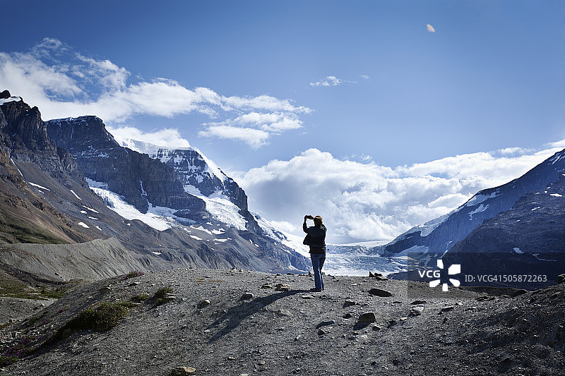 游客在加拿大贾斯珀国家公园拍摄冰川图片素材