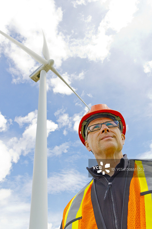 清洁能源工人和风车图片素材