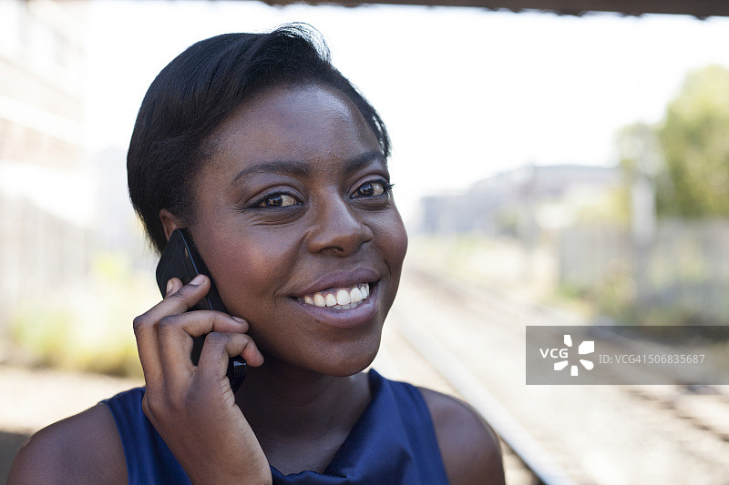 近距离观察非洲女商人在南非开普敦火车站使用手机图片素材