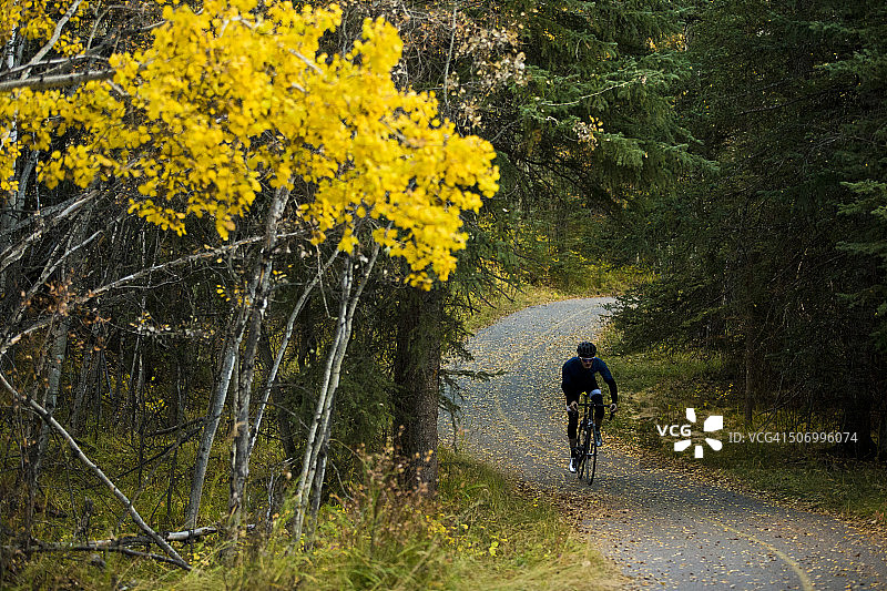 秋季公路自行车骑行图片素材